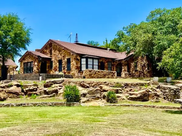 124 S 3rd Street, Jacksboro, TX 76458