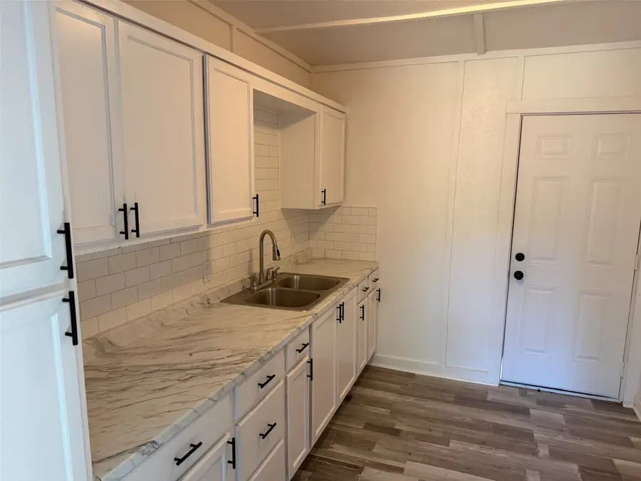 506 W Trinity Street, Groesbeck, TX 76642 - #2