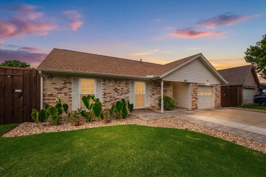 829 W Crossland Boulevard, Grand Prairie, TX 75052 - #2