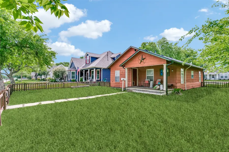 612 E Wall Street, Grapevine, TX 76051 - #3