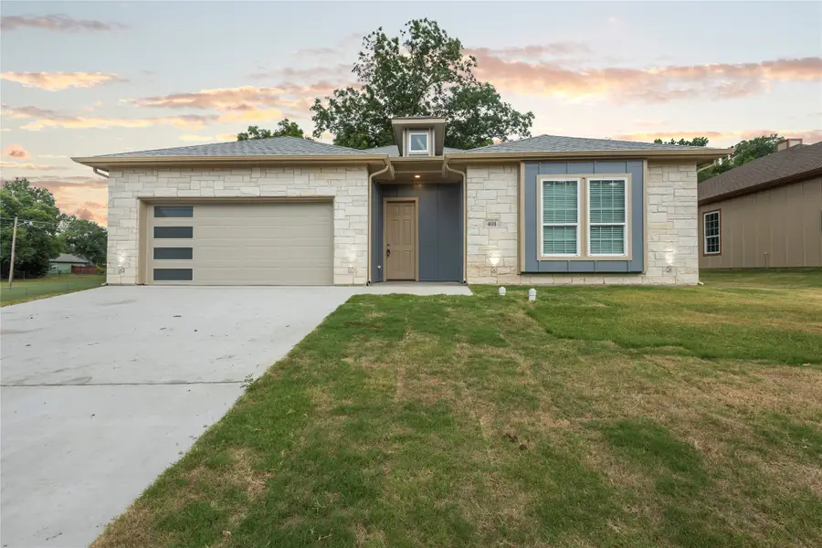401 S 4th Street, Bonham, TX 75418 - #2
