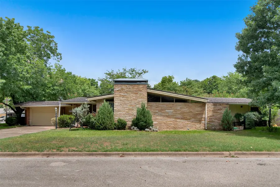 703 N Holly Avenue, Sherman, TX 75092 - #2
