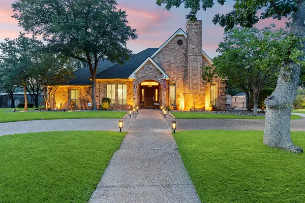 809 Shady Creek Drive, Kennedale, TX 76060