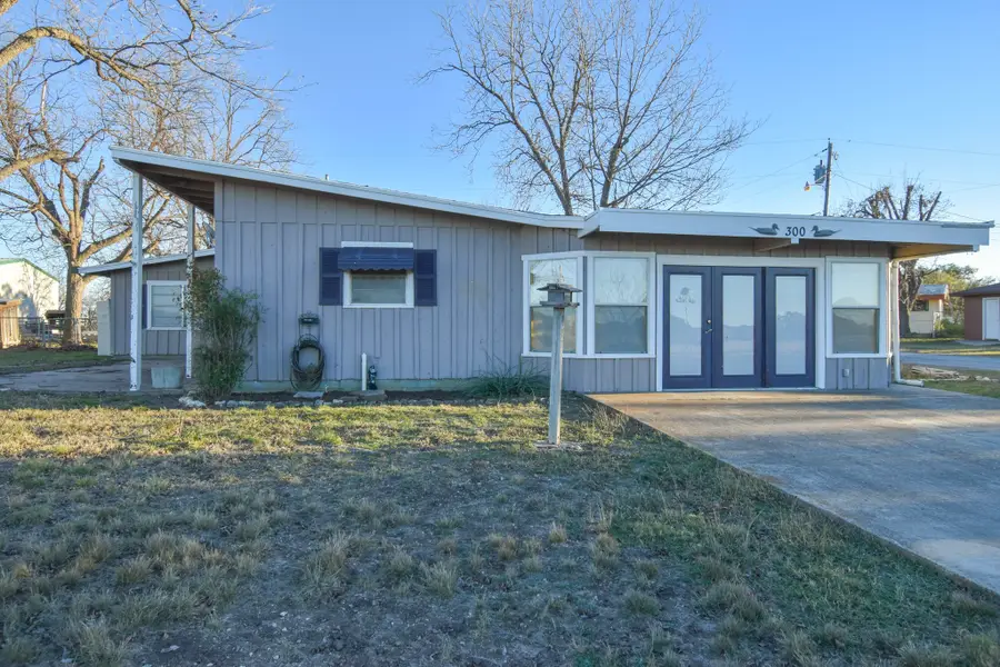 300 N Shore, Brady, TX 76825 - #2