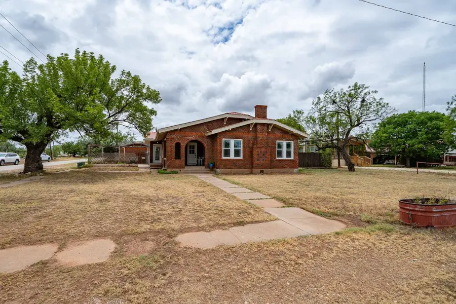 305 W Swenson Avenue, Aspermont, TX 79502 - #3