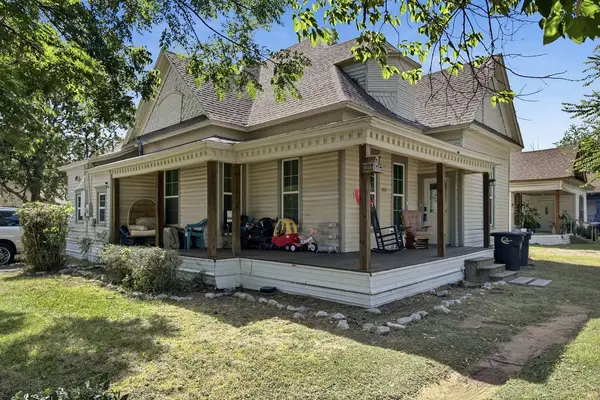 303 N Douglas Avenue, Cleburne, TX 76033