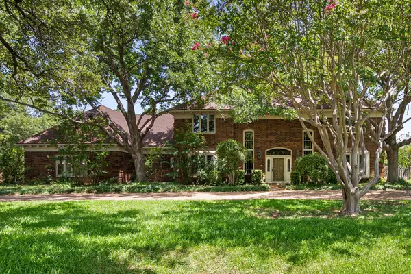 2520 Norwood Drive, Hurst, TX 76054