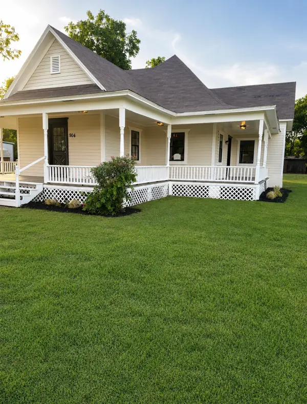 904 E Calhoun Street, Rice, TX 75155