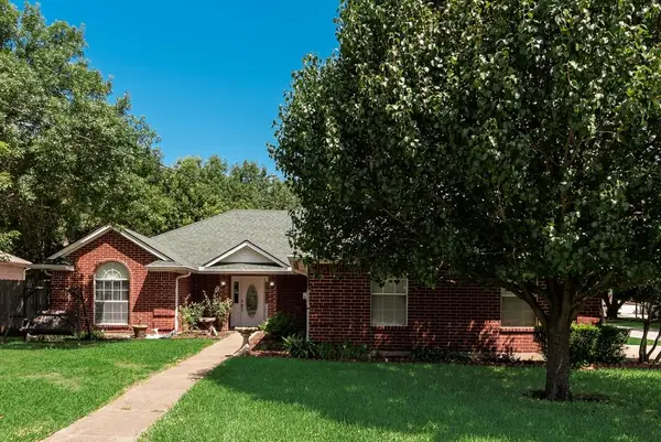 301 South Circle, Grandview, TX 76050