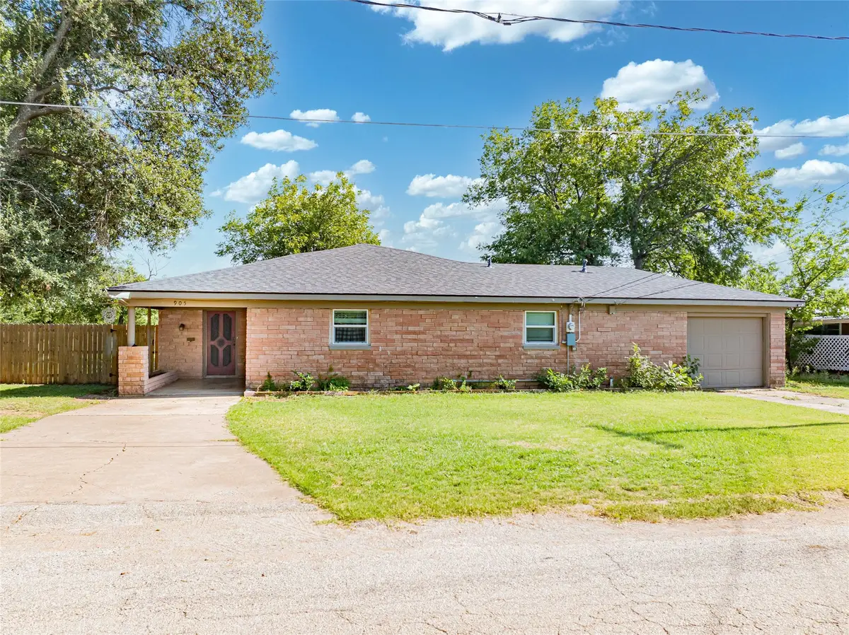 905 W Dyer Street, Breckenridge, TX 76424 - #1