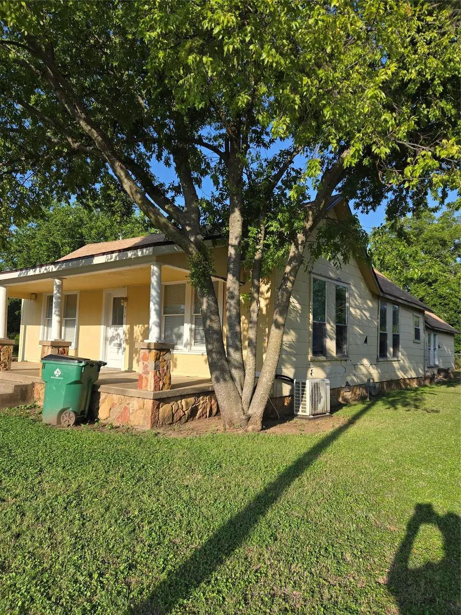 714 S Commercial Avenue, Coleman, TX 76834 - #2