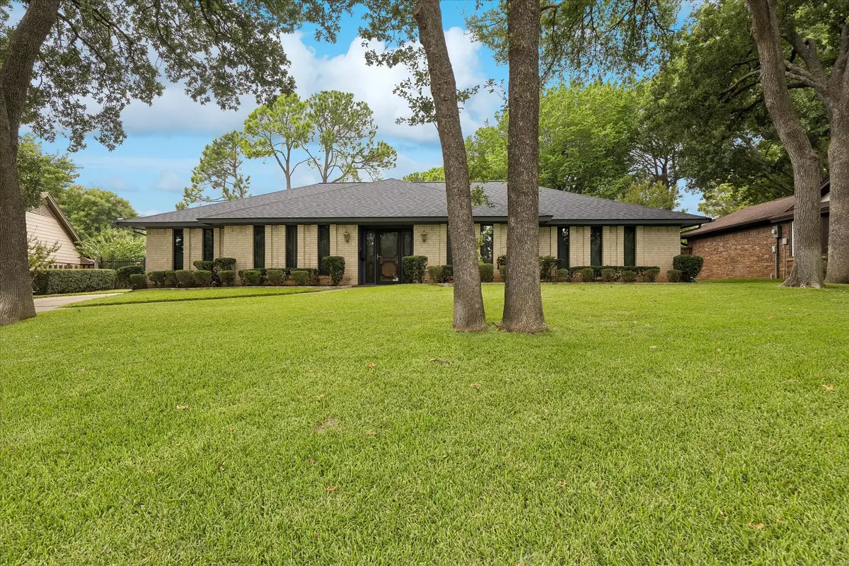 66 Lincolnshire Circle, Bedford, TX 76021 - #1