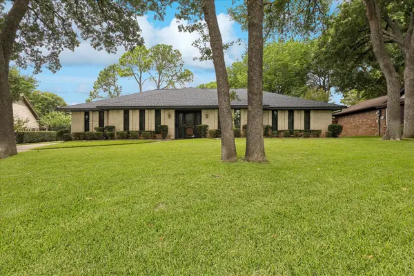 66 Lincolnshire Circle, Bedford, TX 76021