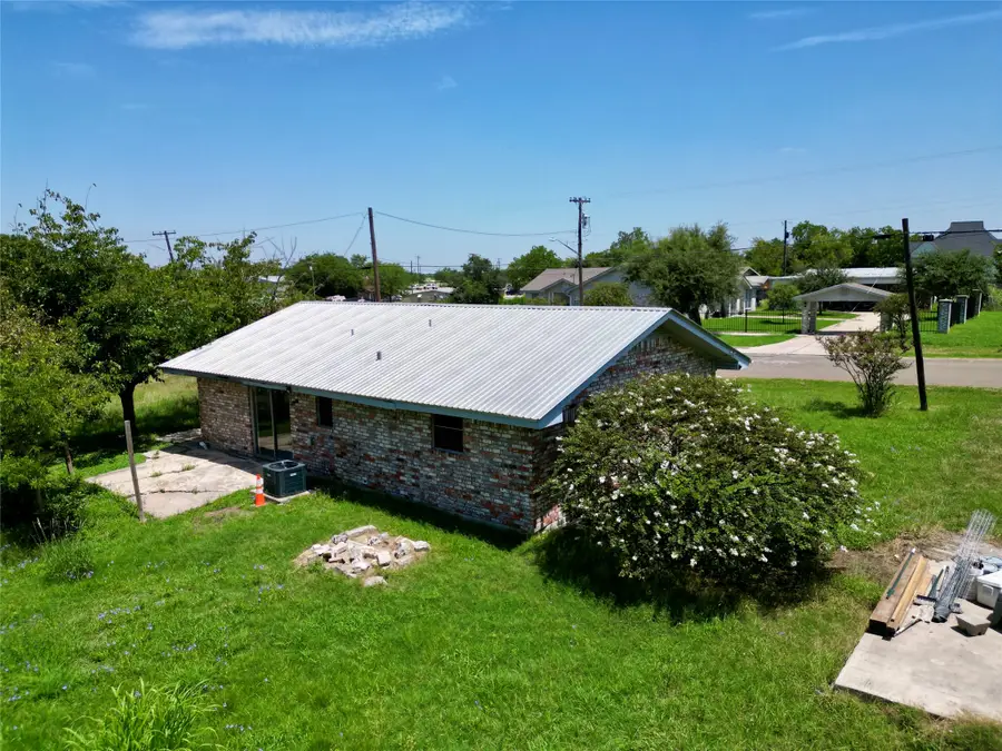 209 Prairie Avenue, Rogers, TX 76569 - #2