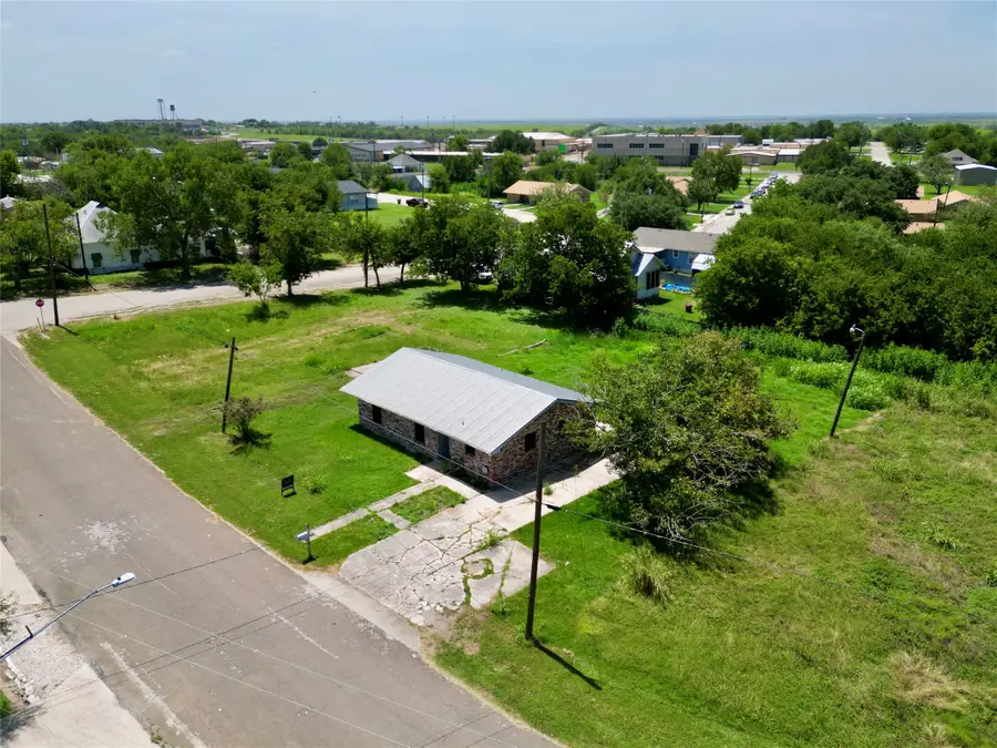 209 Prairie Avenue, Rogers, TX 76569 - #3