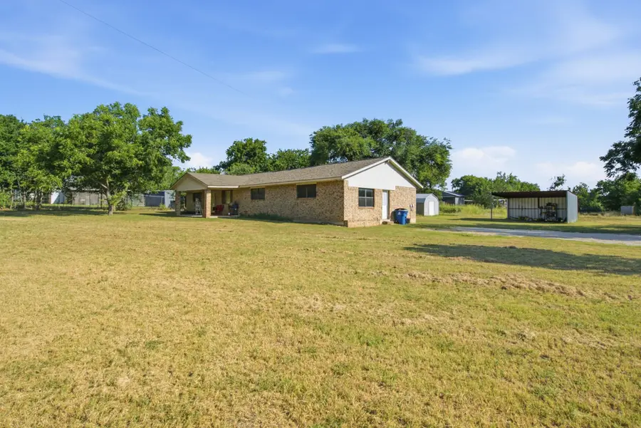 917 E Ross Avenue, De Leon, TX 76444 - #3