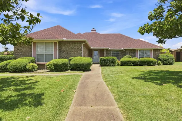 1121 The Meadows Parkway, DeSoto, TX 75115