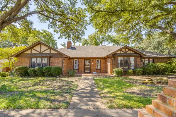 1405 Rockmoor Drive, Edgecliff Village, TX 76134