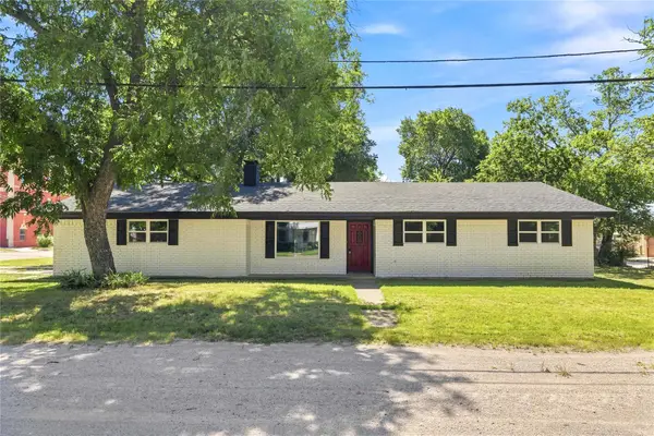 209 S Austin Street, De Leon, TX 76444