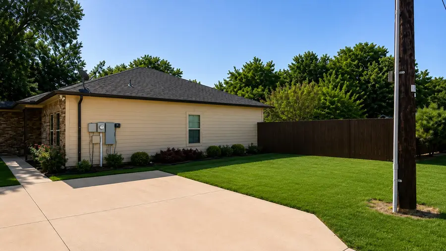 315 E Brockett Street, Sherman, TX 75090 - #3