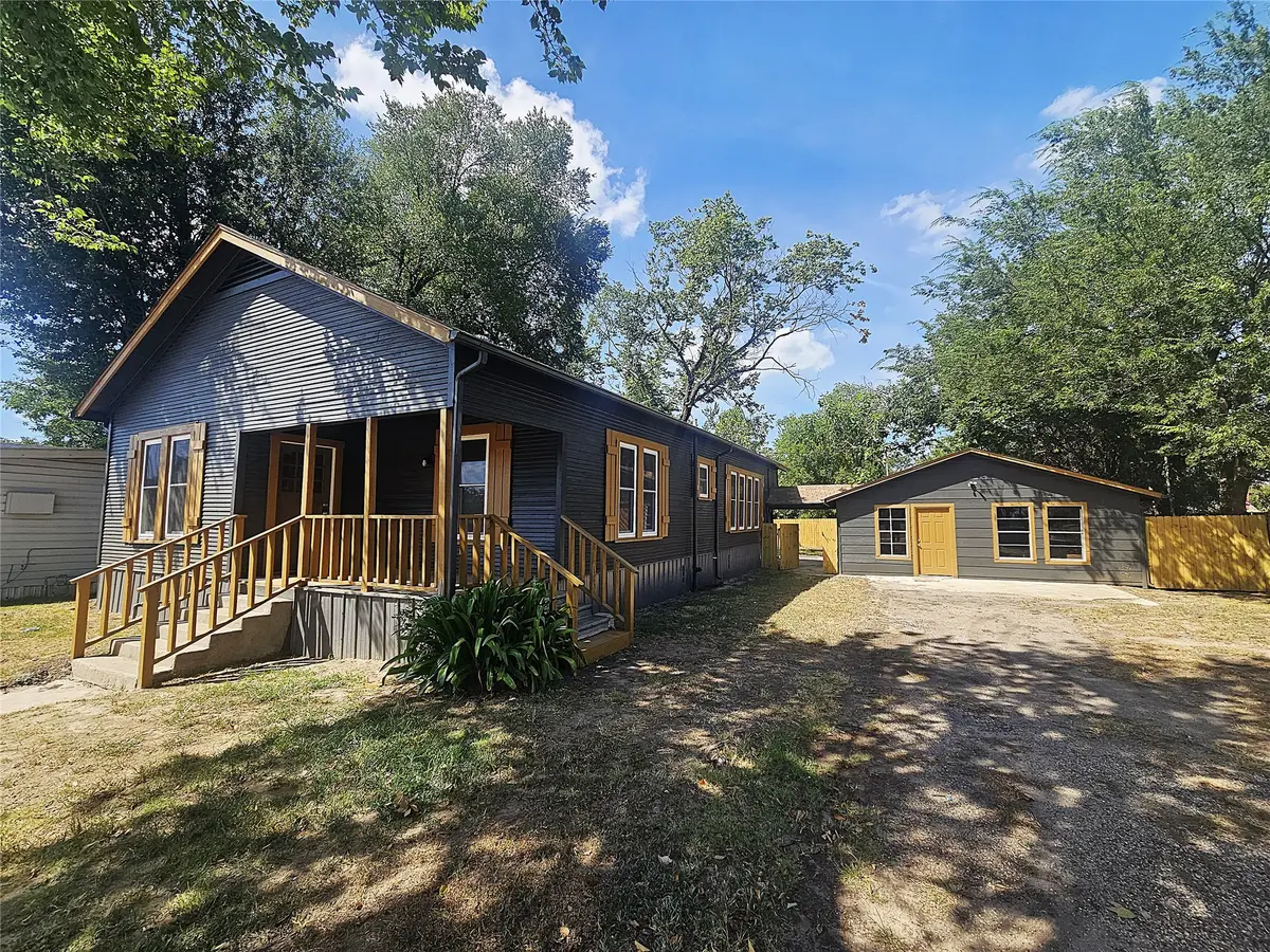 305 W Sabine Street, Groesbeck, TX 76642 - #1