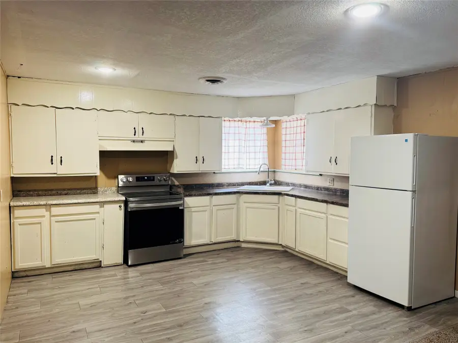 306 N D Avenue, Haskell, TX 79521 - #2