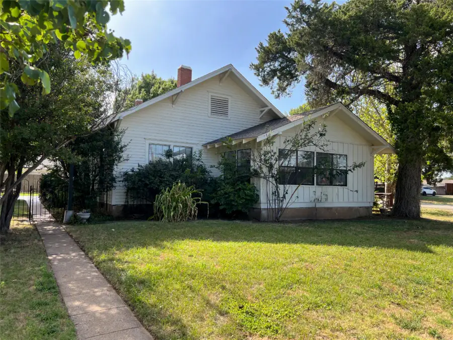 715 E Ikard Street, Henrietta, TX 76365 - #2