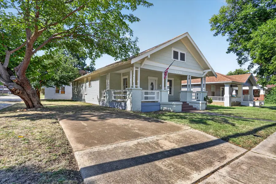 1201 W Arlington Avenue, Fort Worth, TX 76110 - #2