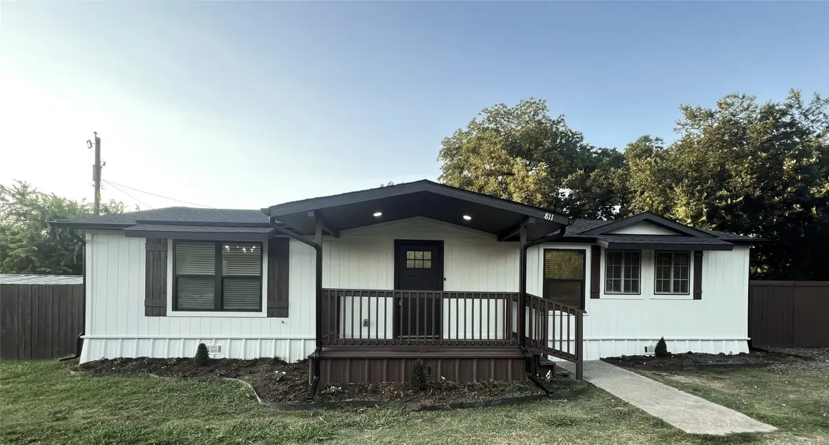 811 Thompson Street, Gainesville, TX 76240 - #1