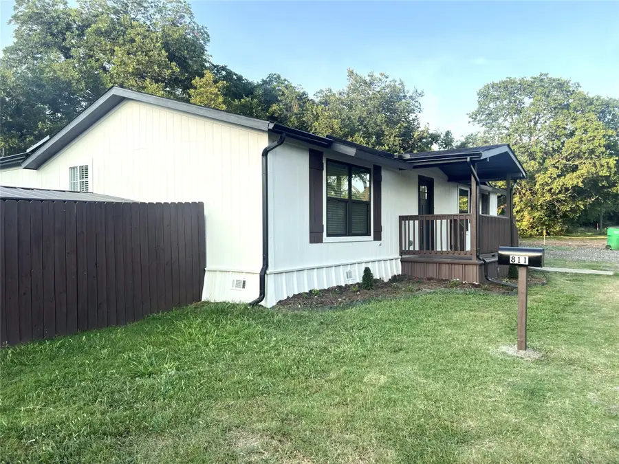 811 Thompson Street, Gainesville, TX 76240 - #2