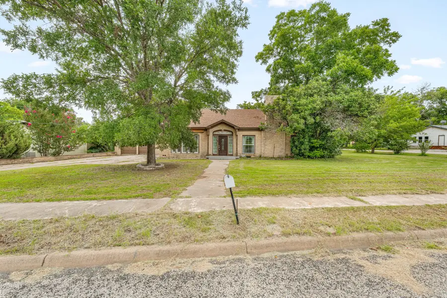 941 S Texas Street, De Leon, TX 76444 - #2