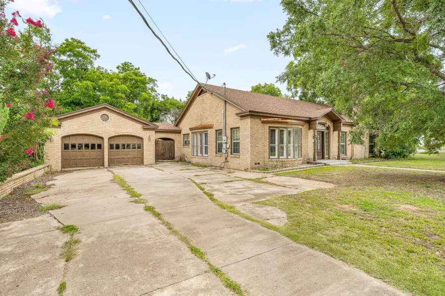 941 S Texas Street, De Leon, TX 76444 - #3