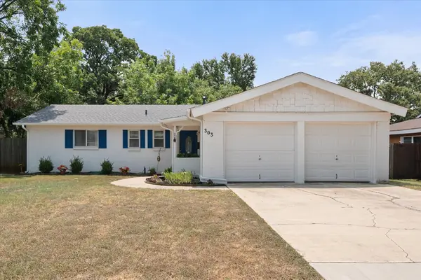 303 Bayless Drive, Euless, TX 76040