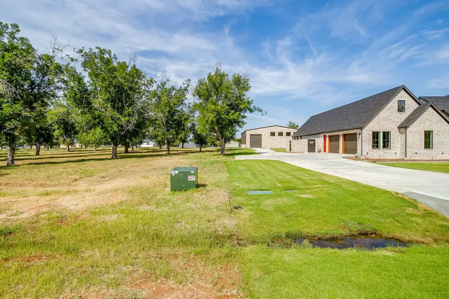 943 E Landings, Granbury, TX 76049 - #2