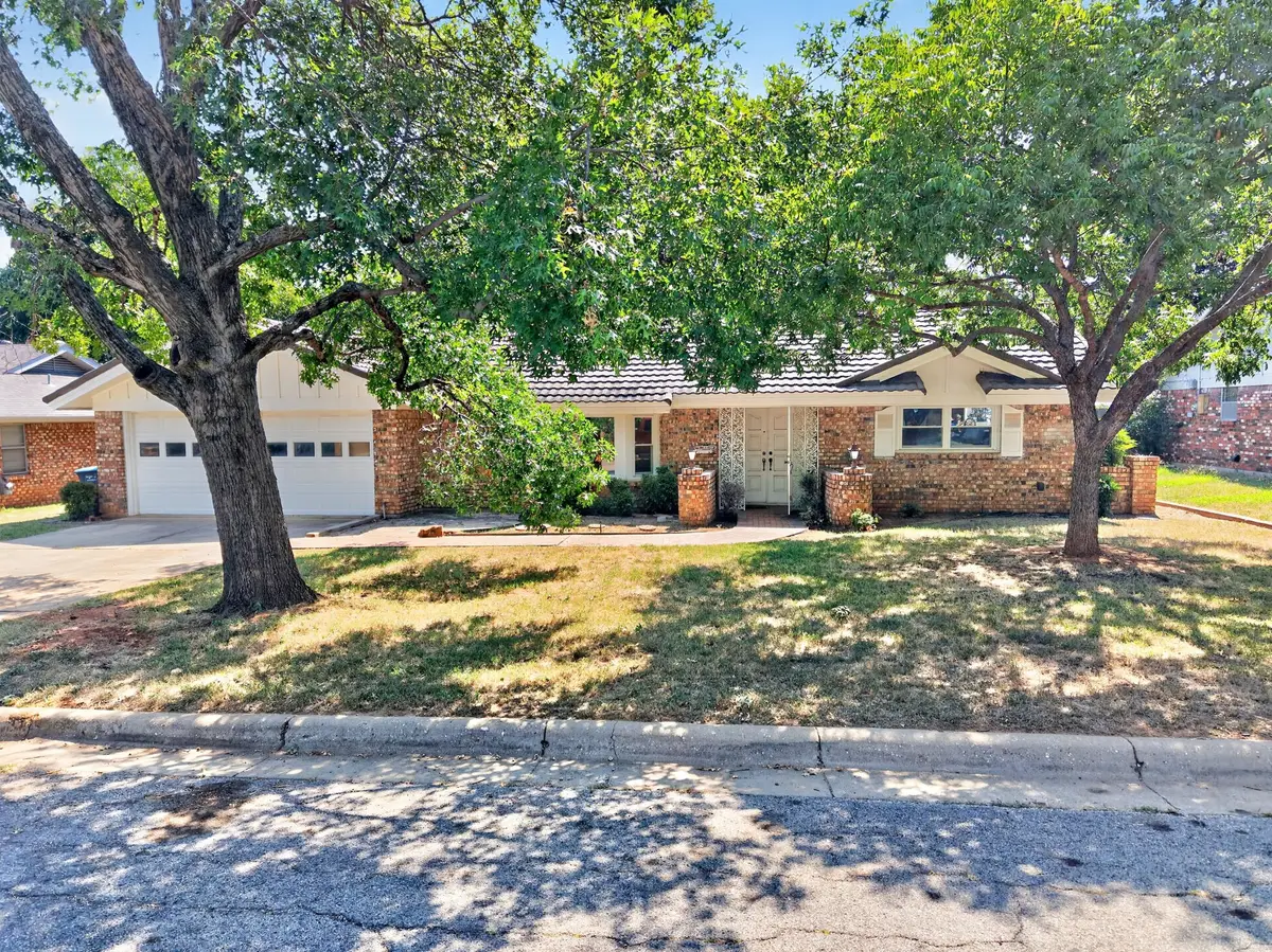 901 Lake Charles Avenue, Fort Worth, TX 76103 - #1
