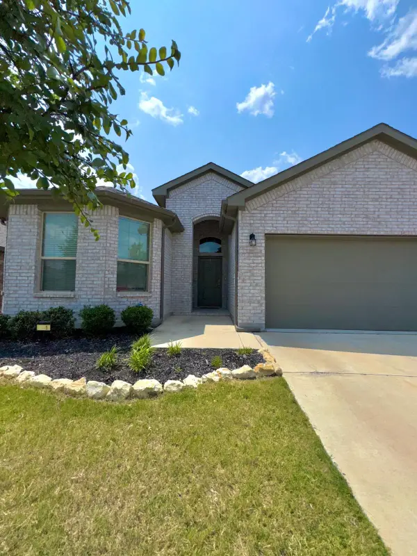 521 Roundstone Road, Fort Worth, TX 76052