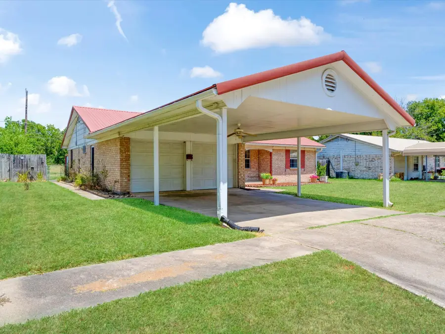 108 W Cunningham Street, Bonham, TX 75418 - #2