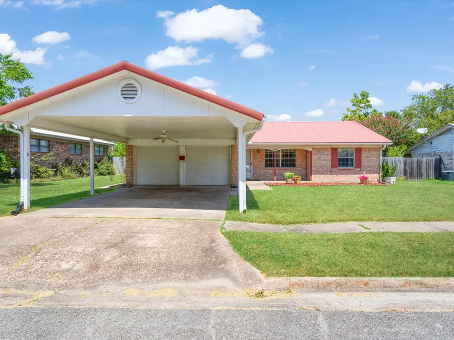 108 W Cunningham Street, Bonham, TX 75418 - #3