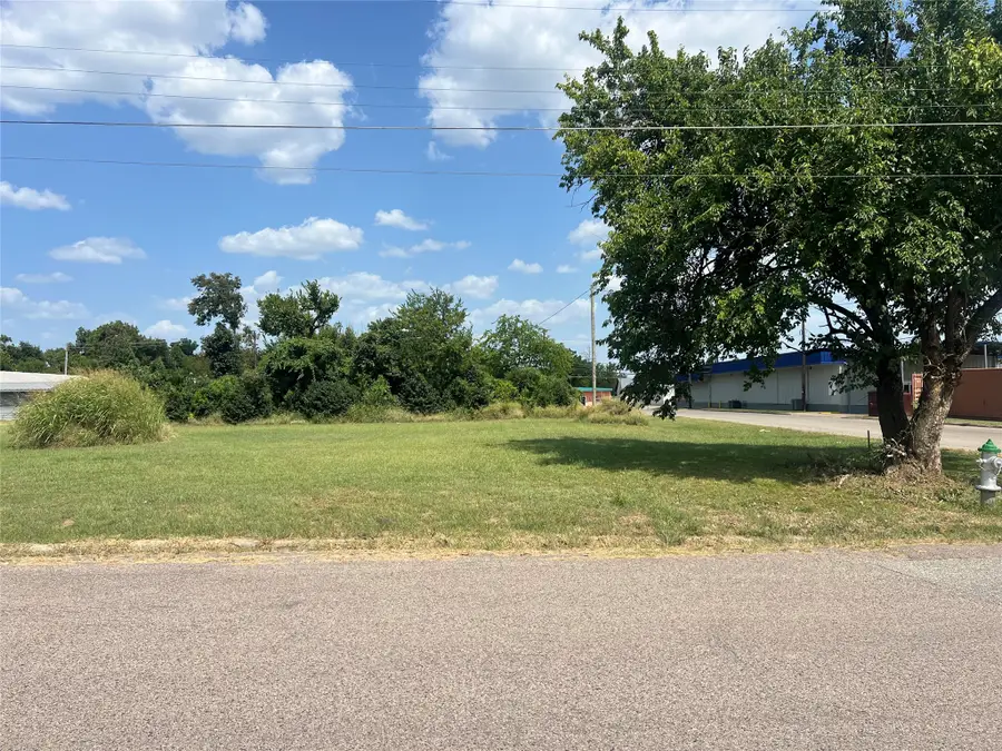 1706 N Main Street, Bonham, TX 75418 - #3
