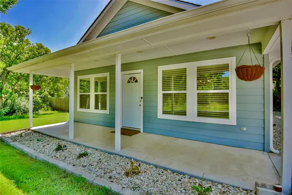 903 Comanche Cove Drive, Granbury, TX 76048