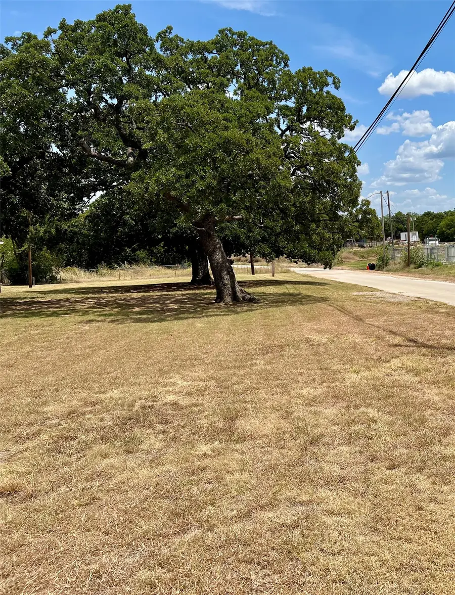 610 W Oak Street, Nocona, TX 76255 - #2