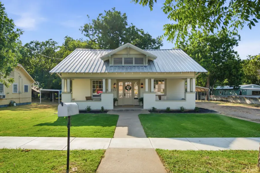 225 S Texas Street, De Leon, TX 76444 - #3