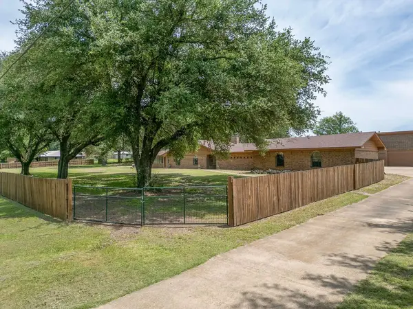 100 Joyner Street, Omaha, TX 75571