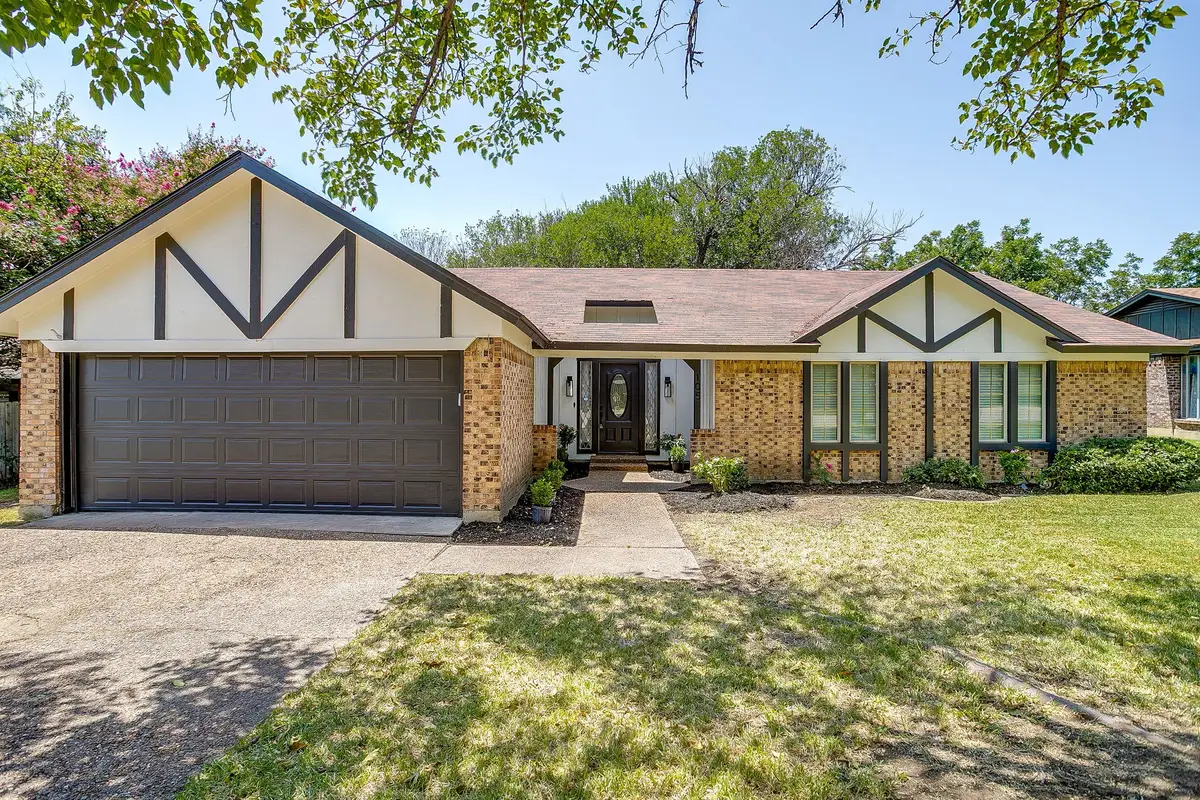 105 Lakeway Drive, Benbrook, TX 76126 - #1