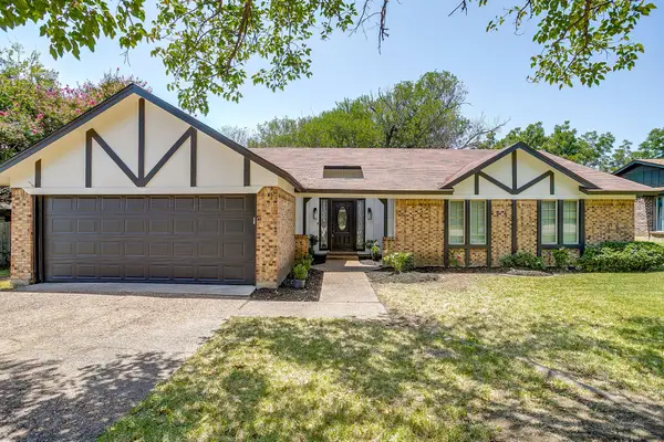 105 Lakeway Drive, Benbrook, TX 76126