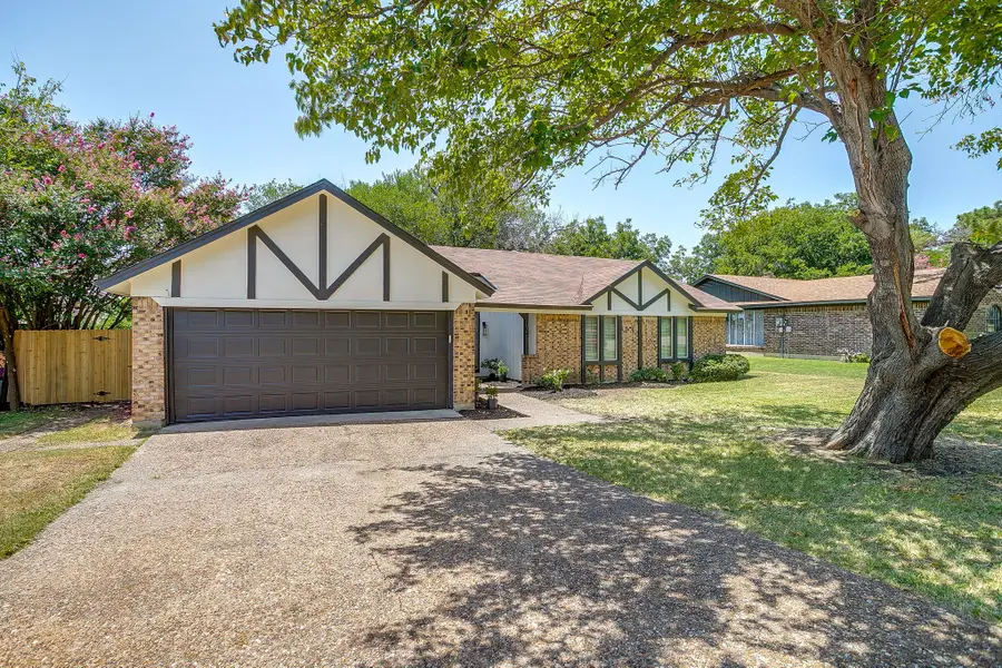 105 Lakeway Drive, Benbrook, TX 76126 - #2