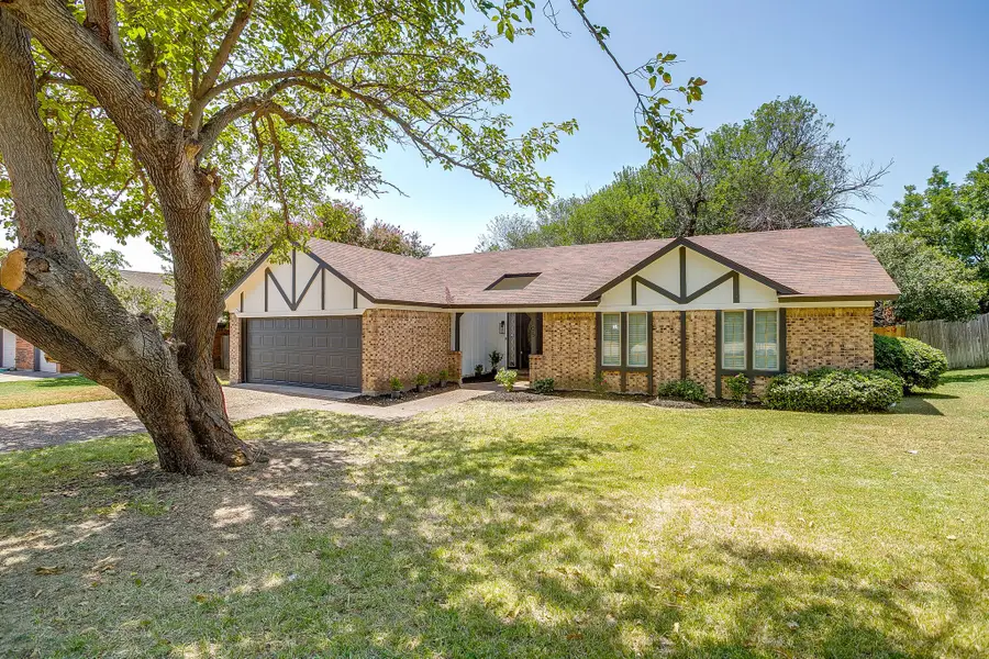 105 Lakeway Drive, Benbrook, TX 76126 - #3