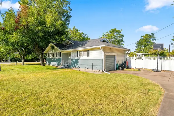 200 N Bordon Street, Lorena, TX 76655