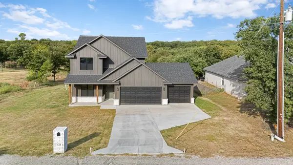 121 Jim Walter Drive, Runaway Bay, TX 76426