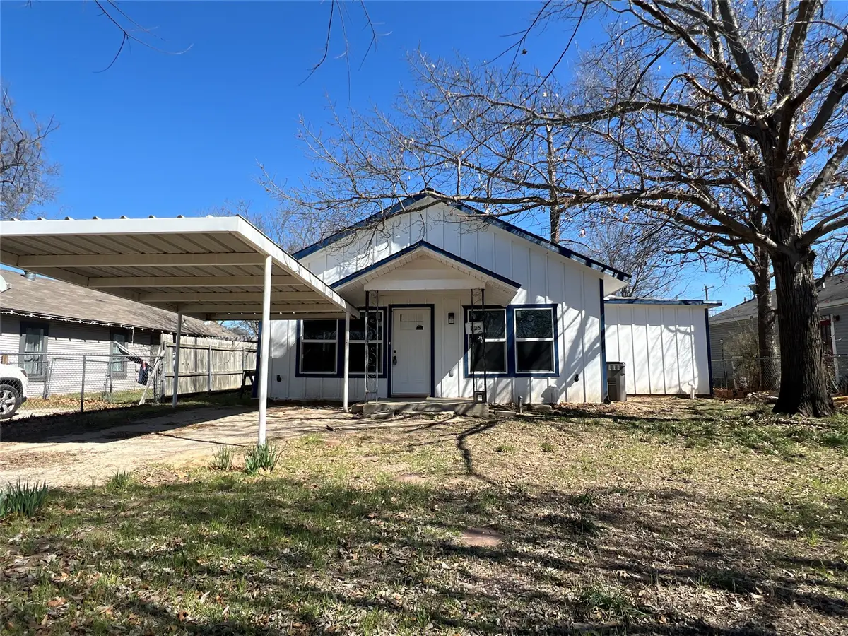 825 Texas Street, Graham, TX 76450 - #1